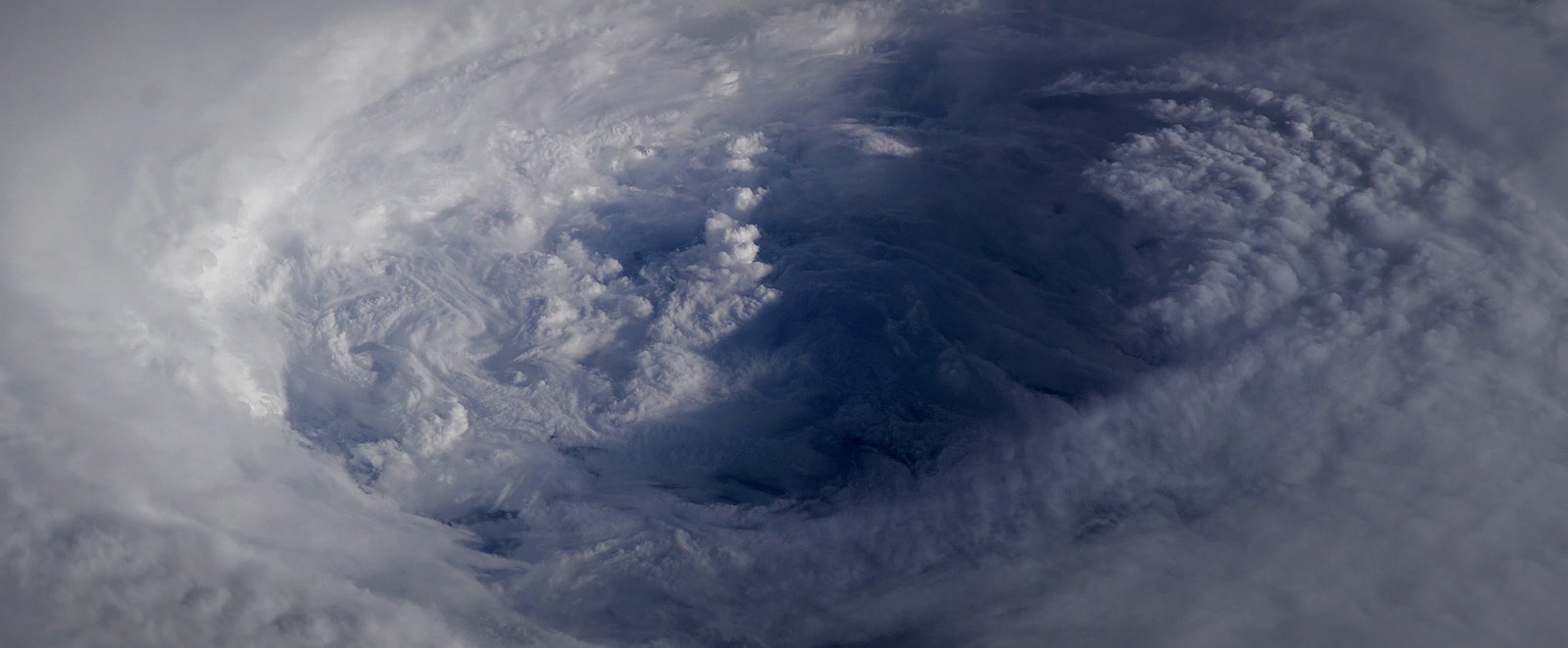 El ojo de un huracán visto desde el espacio