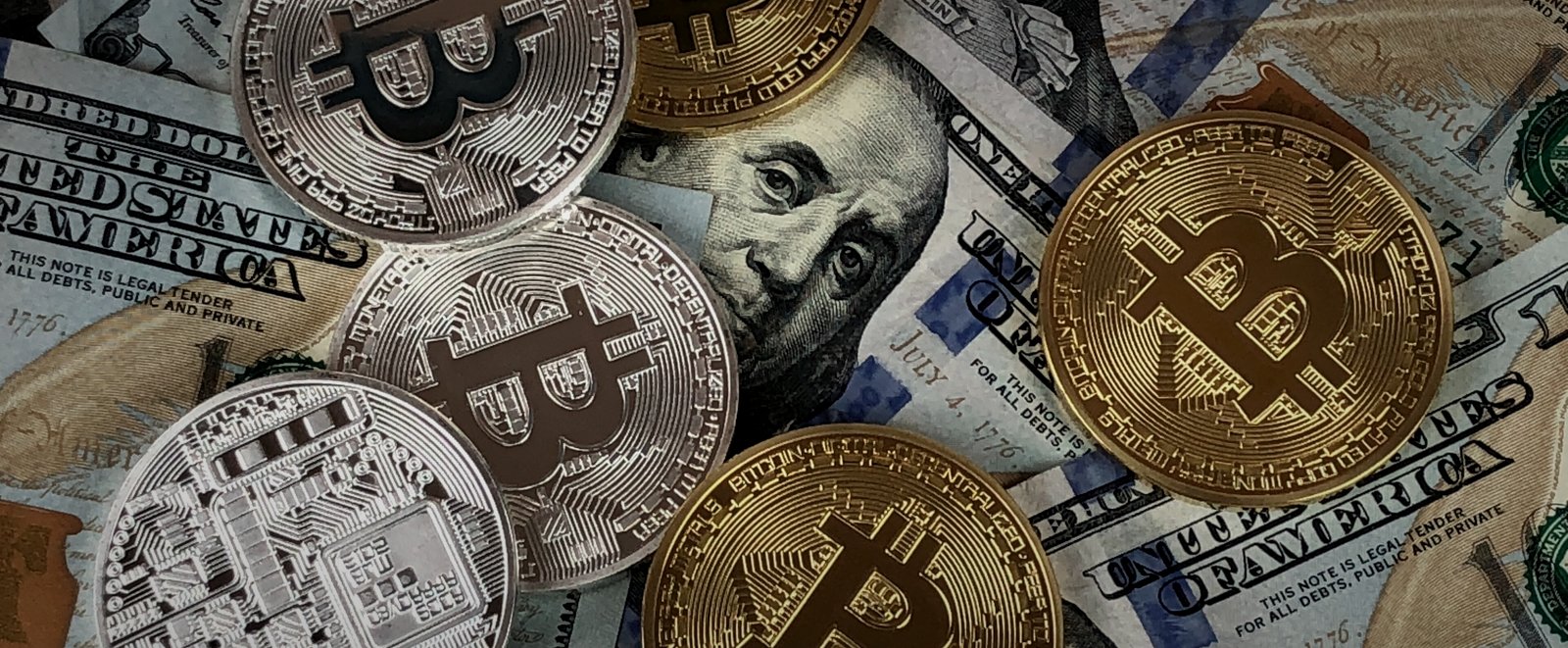 Monedas de criptomoneda sobre billetes de dólar